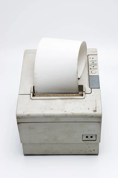Kağıt rulo ile elektronik tarif yazıcının üst görünümü, eski ve kullanılmış yazıcı beyaz izole arka planda toprak ve grunge ile, bir yazar kasaya bağlı