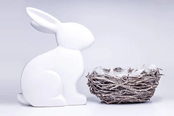 Seitenansicht Eines Weißen Osterhasen Figur Neben Einem Leeren Osternest Nur — Stockfoto