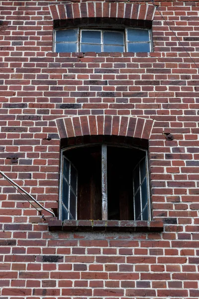 Заброшенное Место Показывающее Открытое Старое Промышленное Окно Кабелями Идущими Внутрь — стоковое фото