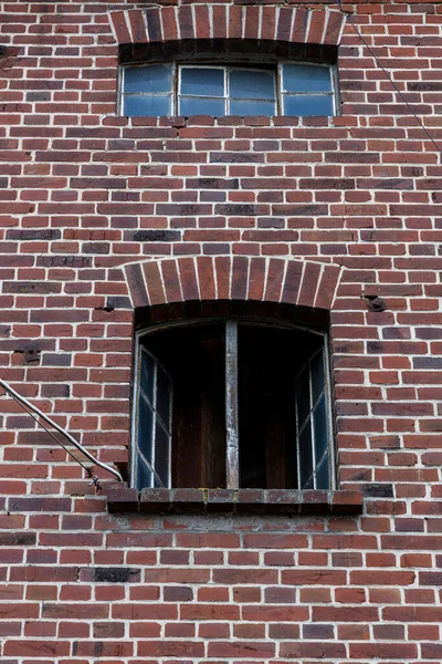 Lugar Abandonado Mostrando Uma Janela Industrial Antiga Aberta Com Cabos — Fotografia de Stock