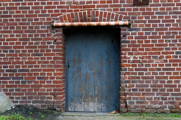 Blau Lackierte Holztür Roter Ziegelwand Mit Beschädigungen Und Rissigen Steinen — Stockfoto