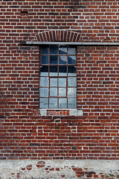 Industriefenster Mit Einem Verrosteten Metallrahmen Einer Roten Ziegelwand Mit Kaputtem — Stockfoto