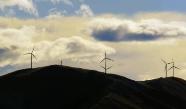 Rüzgar türbinleri ve bulutlu gökyüzü