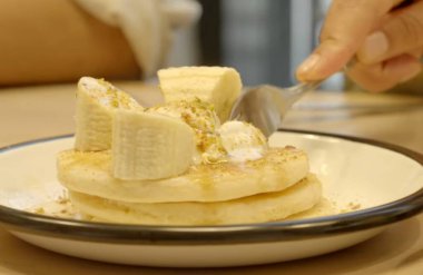 Masada lezzetli yemekler var.