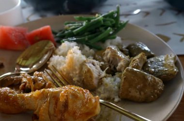 Masada bir tabak yemek.