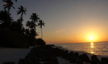 Bir su kütlesinin üzerinde gün batımı