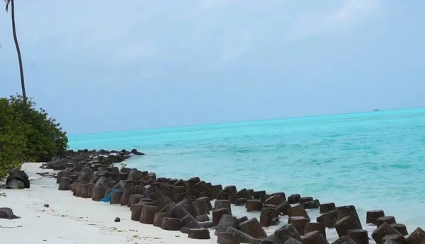 Una Spiaggia Rocciosa Vicino All Oceano — Foto Stock