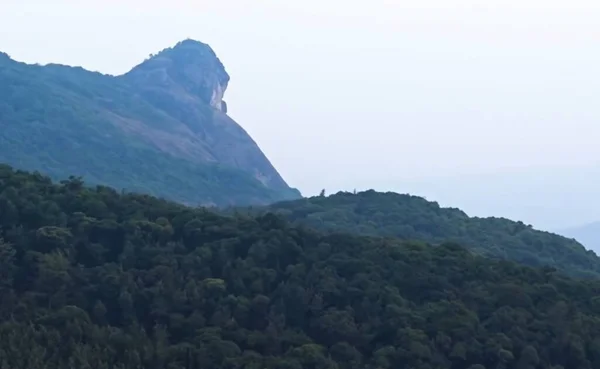 Grand Plan Eau Avec Une Montagne Arrière Plan — Photo