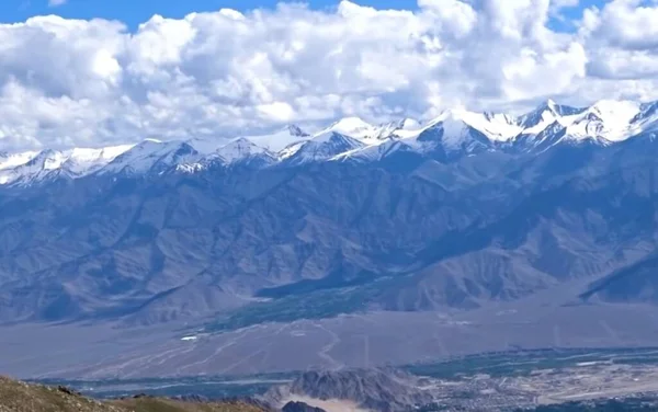 Uma Vista Uma Montanha Coberta Neve — Fotografia de Stock