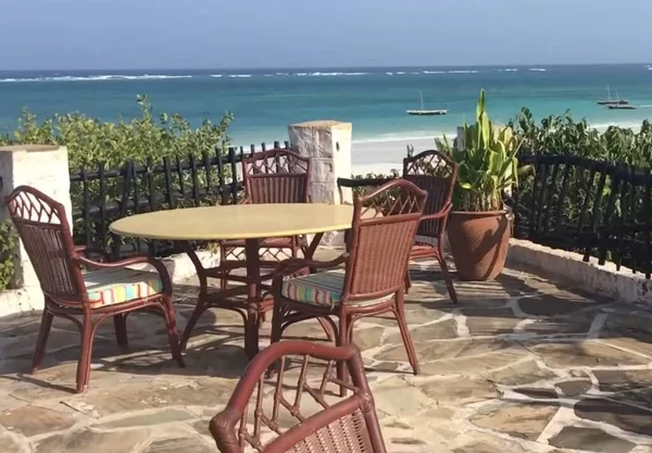 Пара Стільців Газону Сидять Піщаному Пляжі — стокове фото