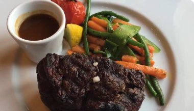 Bir tabak yemek ve bir fincan kahve.