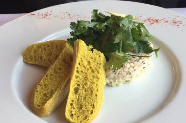 Masada bir tabak yemek.