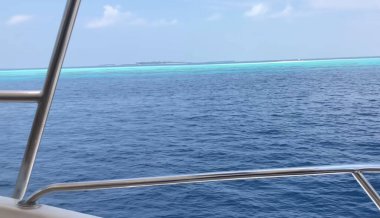 Suyun içinde küçük bir tekne.