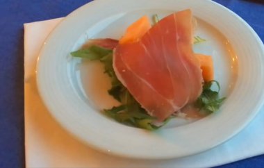 Masada bir tabak yemek.