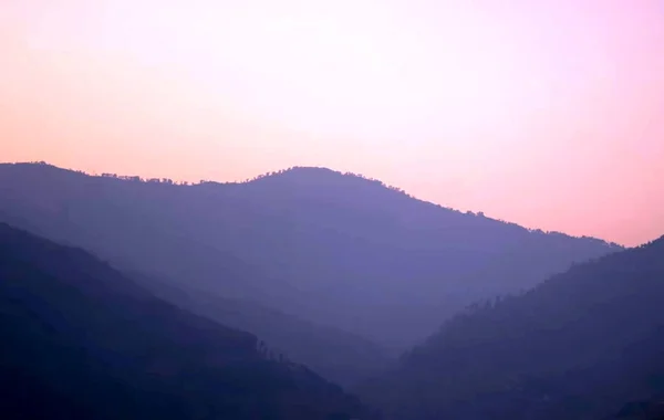 Uma Vista Uma Grande Montanha Fundo — Fotografia de Stock