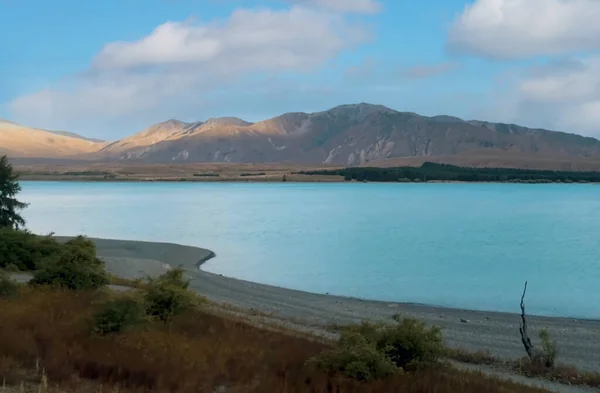 Een Watermassa Met Een Berg Achtergrond — Stockfoto