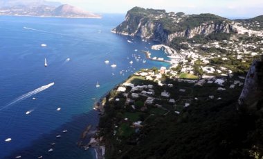 Arkasında dağ olan büyük bir su kütlesi.