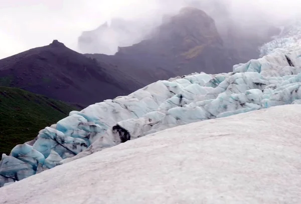 Una Montaña Cubierta Nieve — Foto de Stock