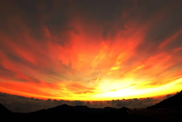 Eine Gruppe Wolken Vor Einem Bunten Sonnenuntergang — Stockfoto