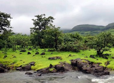 Bir su kütlesinin üzerinde büyük bir şelale.