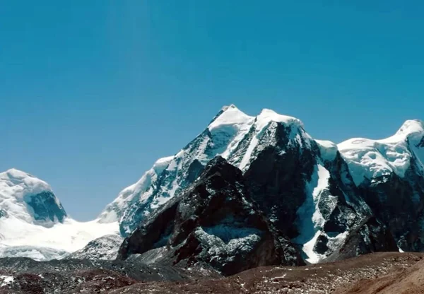 Uma Montanha Coberta Neve — Fotografia de Stock