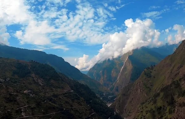 以高山为背景的峡谷 — 图库照片