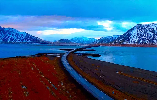 Cuerpo Agua Con Una Montaña Fondo — Foto de Stock