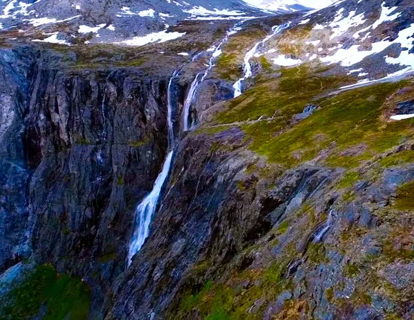 Une Cascade Avec Une Montagne Arrière Plan — Photo