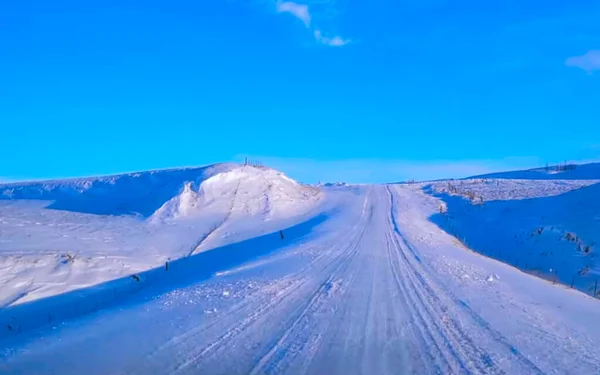 Uma Inclinação Coberta Neve — Fotografia de Stock