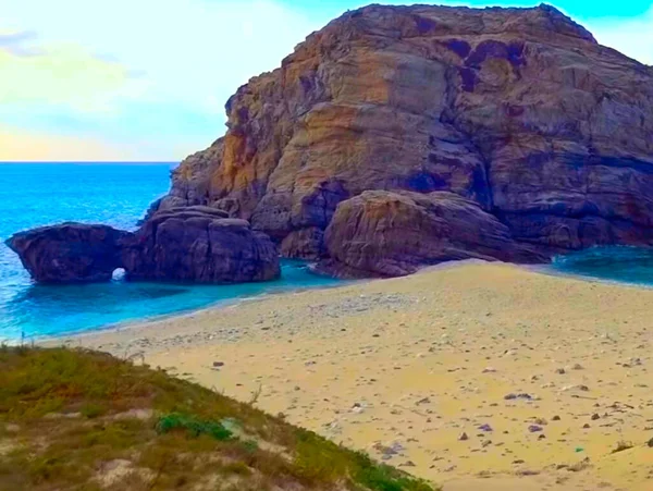 Uma Praia Rochosa Lado Corpo Água — Fotografia de Stock