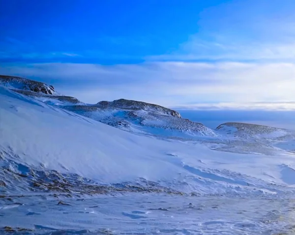 Karla Kaplı Bir Dağa Yakın Çekim — Stok fotoğraf