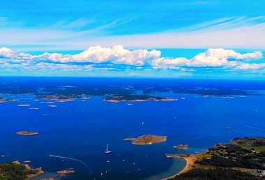 Mavi gökyüzünde bir grup bulut