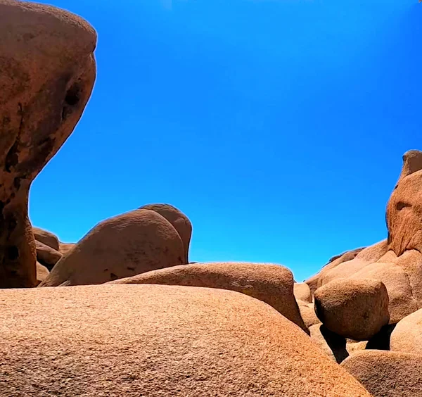 Montanhas Rochosas Com Céu Azul Claro — Fotografia de Stock