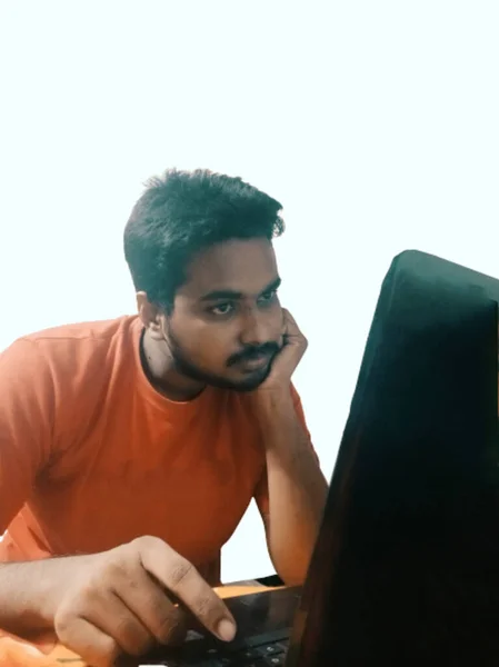 Dizüstü Bilgisayarın Önünde Oturan Bir Adam — Stok fotoğraf