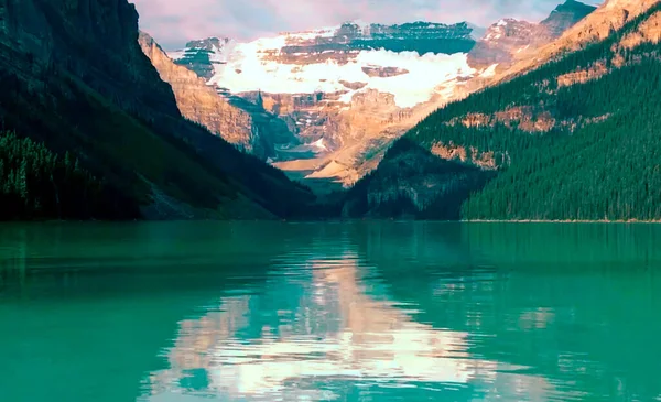 湖中的山地倒影美丽的自然景观 — 图库照片