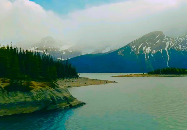 Plan Eau Avec Une Montagne Arrière Plan — Photo