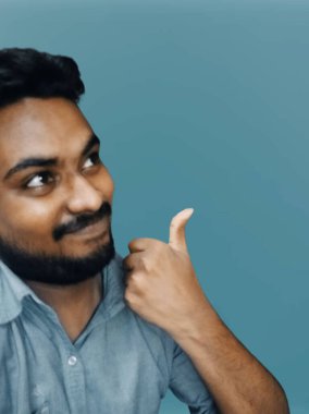 Bir adam kameraya bakıyor.