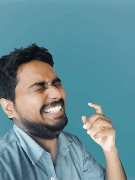 Hombre Riendo Con Una Camisa Azul — Foto de Stock