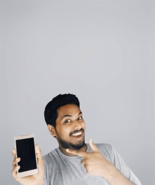 Elinde telefon tutan bir adam.