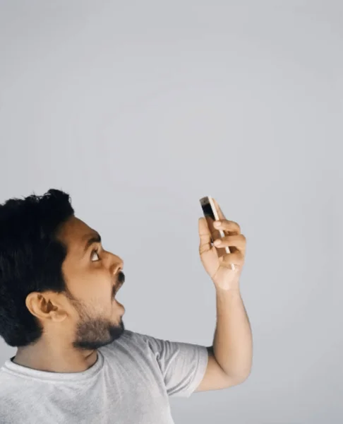 Eine Person Die Auf Ein Handy Schaut — Stockfoto