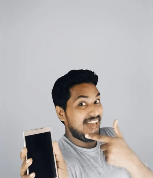 Ein Mann Mit Einem Mobiltelefon — Stockfoto