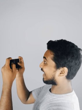 Cep telefonu kullanan bir adam.