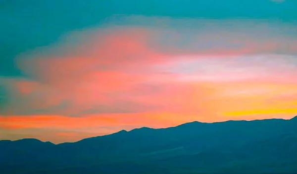 Ein Sonnenuntergang Über Einem Berg — Stockfoto