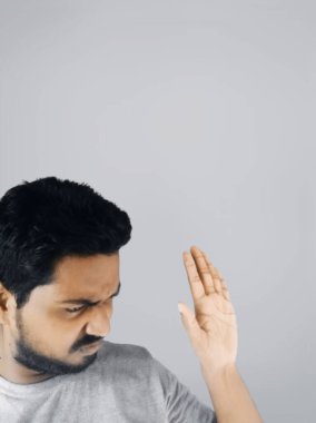 El hareketi ve yüz ifadeleri gösteren bir adam.