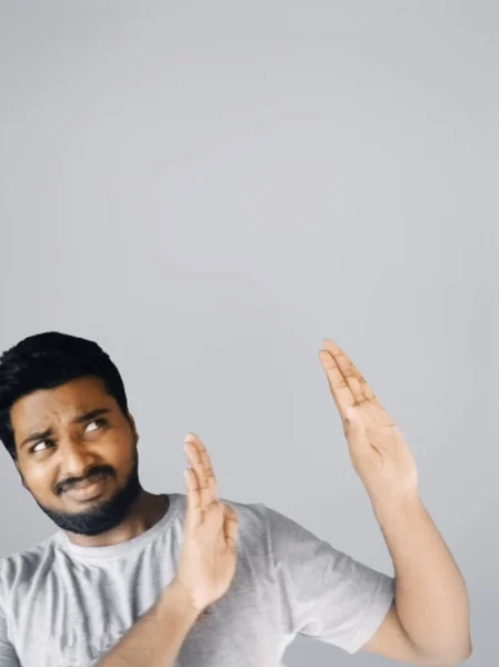 Uomo Che Mostra Mani Gesto Espressioni Facciali — Foto Stock