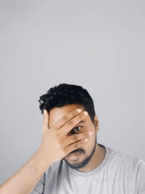 El hareketi ve yüz ifadeleri gösteren bir adam.