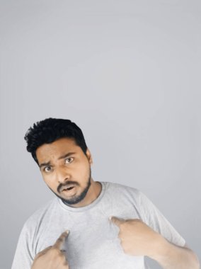 El hareketi ve yüz ifadeleri gösteren bir adam.