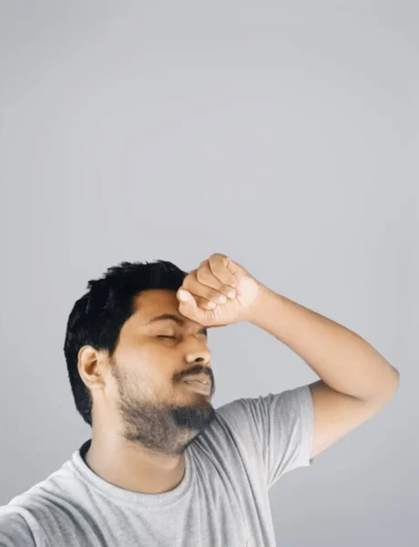 Ein Mann Hält Seinen Kopf Den Händen — Stockfoto