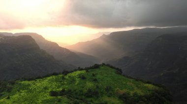 Sabahları dağların güzel manzarası