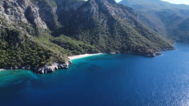 Korsika 'nın kuzeyindeki Akdeniz kıyı şeridinin havadan görünüşü